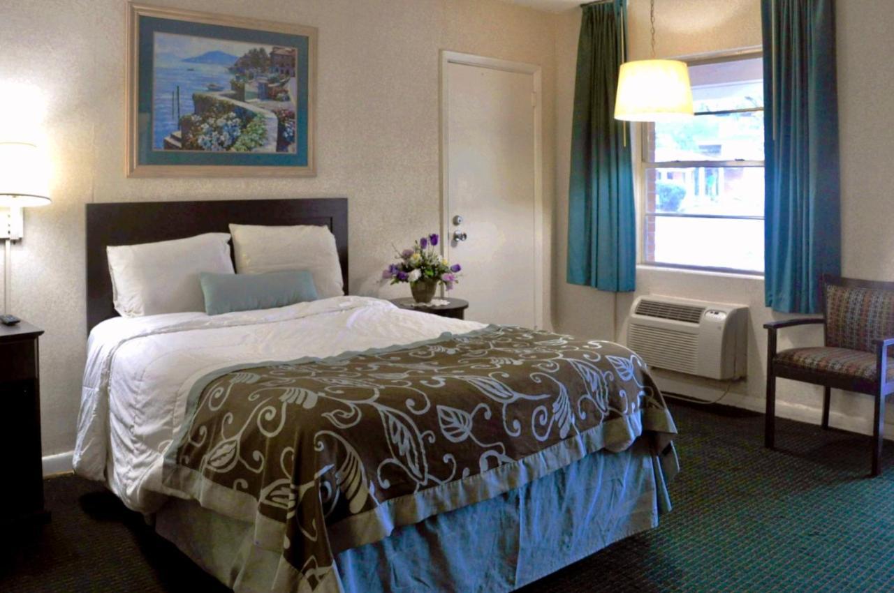 Azalea Inn & Suites Уилмингтон Экстерьер фото