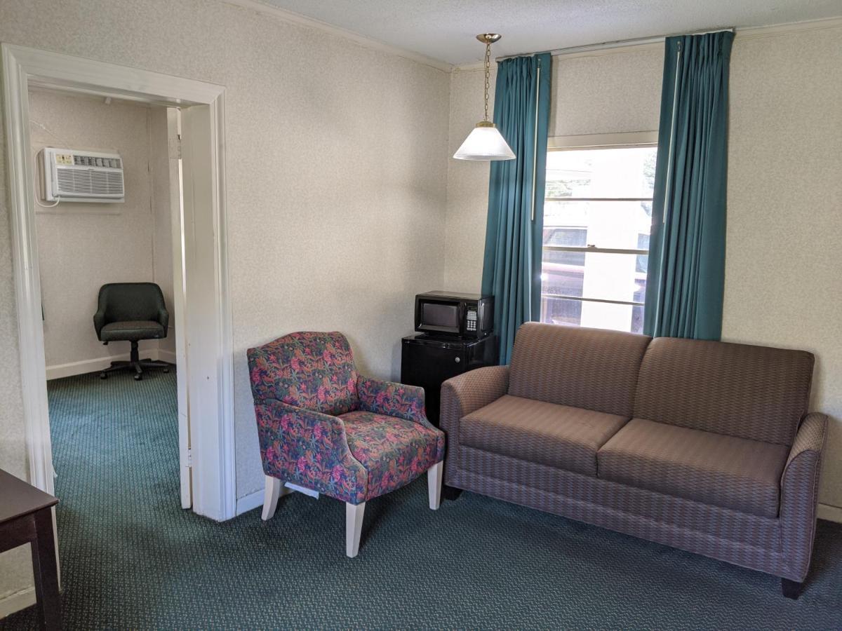 Azalea Inn & Suites Уилмингтон Экстерьер фото